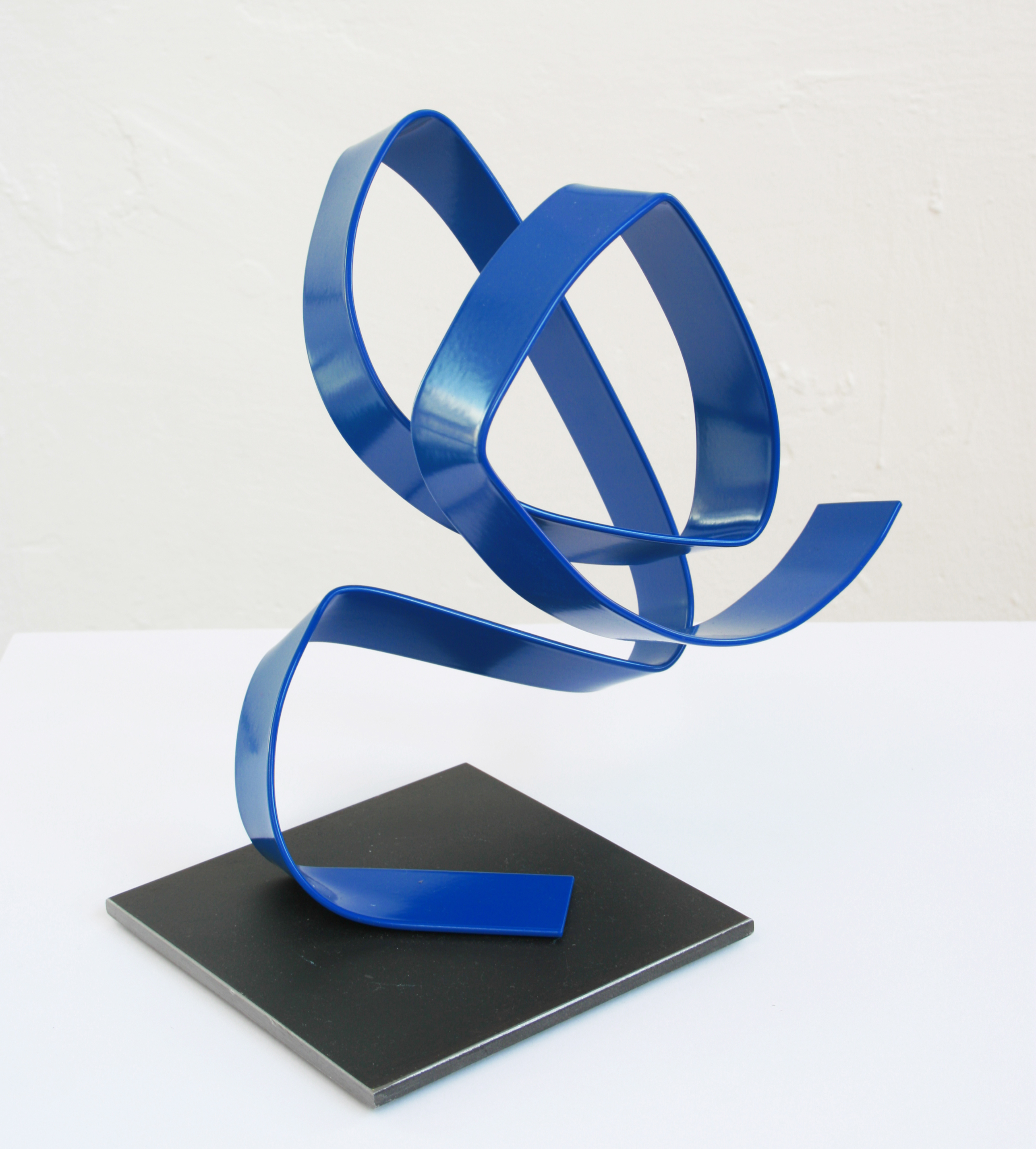Skulptur "aus der Serie: kleine Enthusiasten (blau I)" (2022)