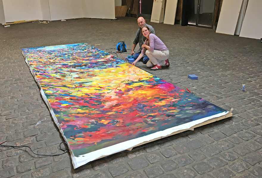 Alexandra Seils: Aufspannen eines 6m großen Werkes auf Leinwand