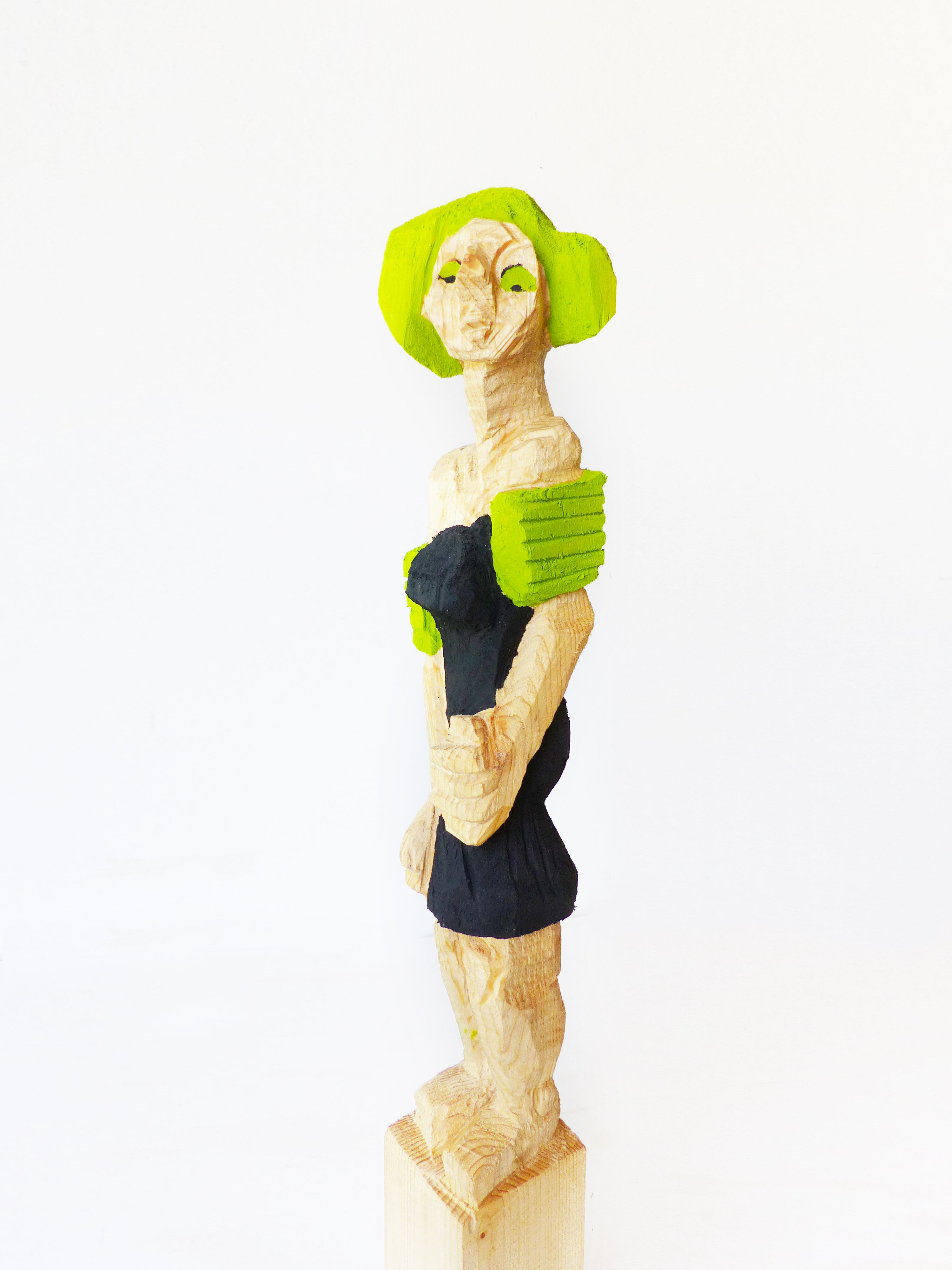 Sculpture "Woman in green" (2022)