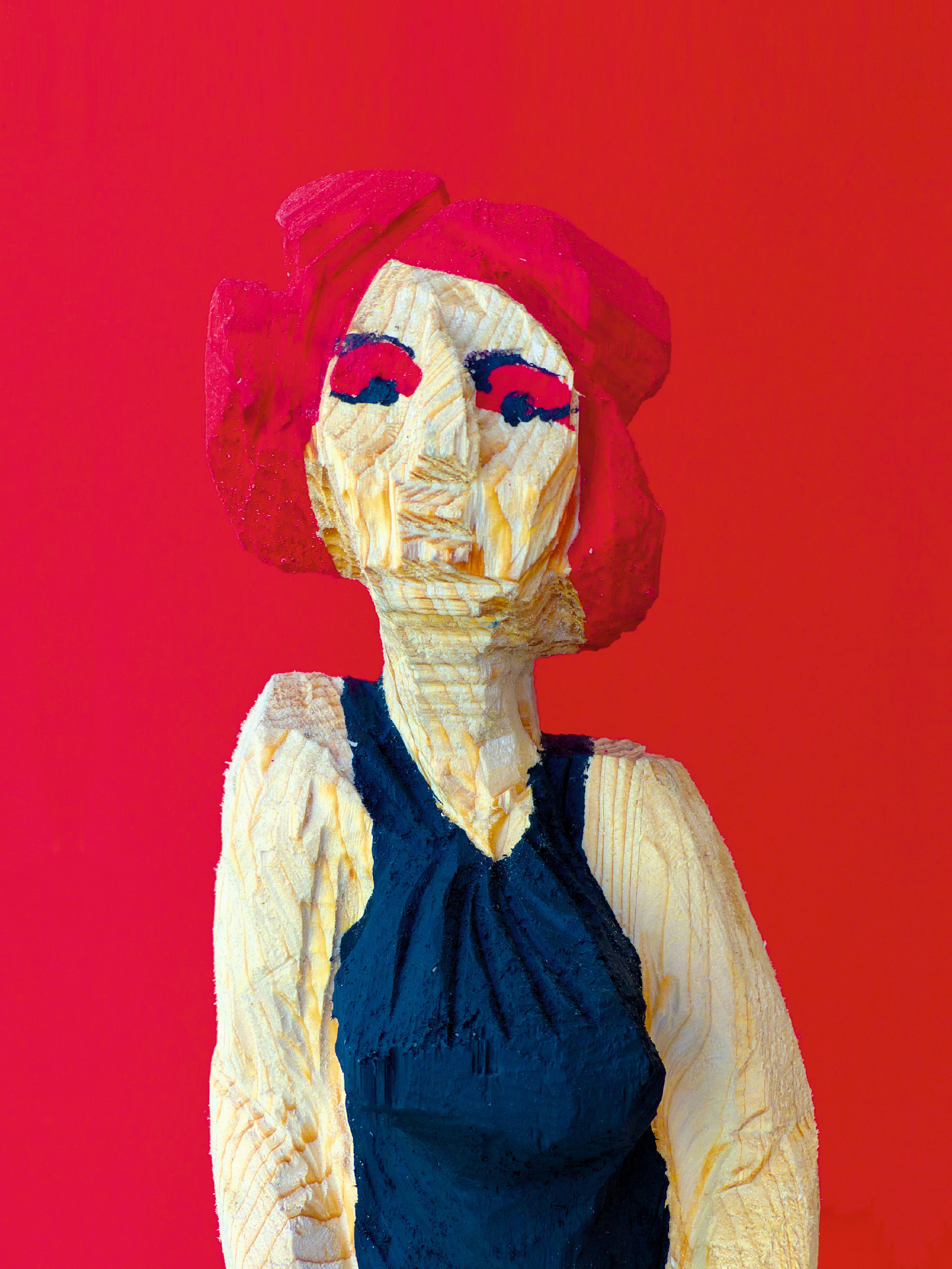Skulptur "Frau In Rot" (2022)