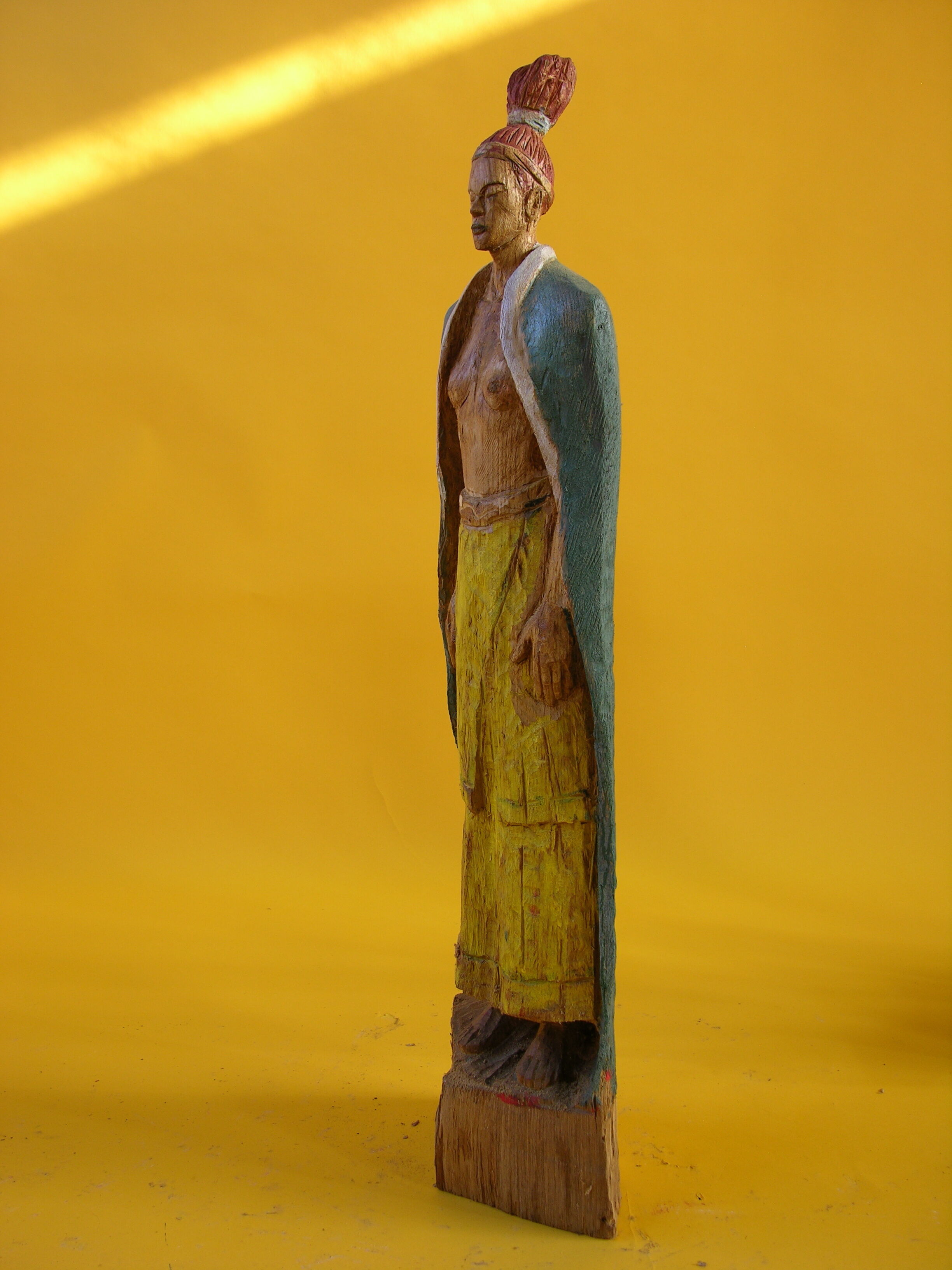 Sculpture "Woman with cape" (2016)