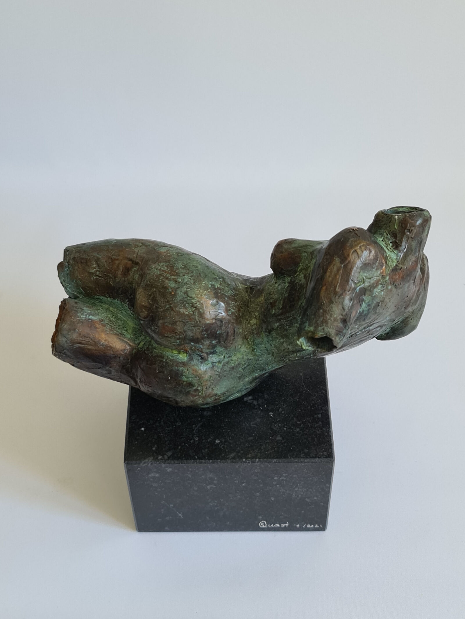 Skulptur "Liegender Torso" (2021)