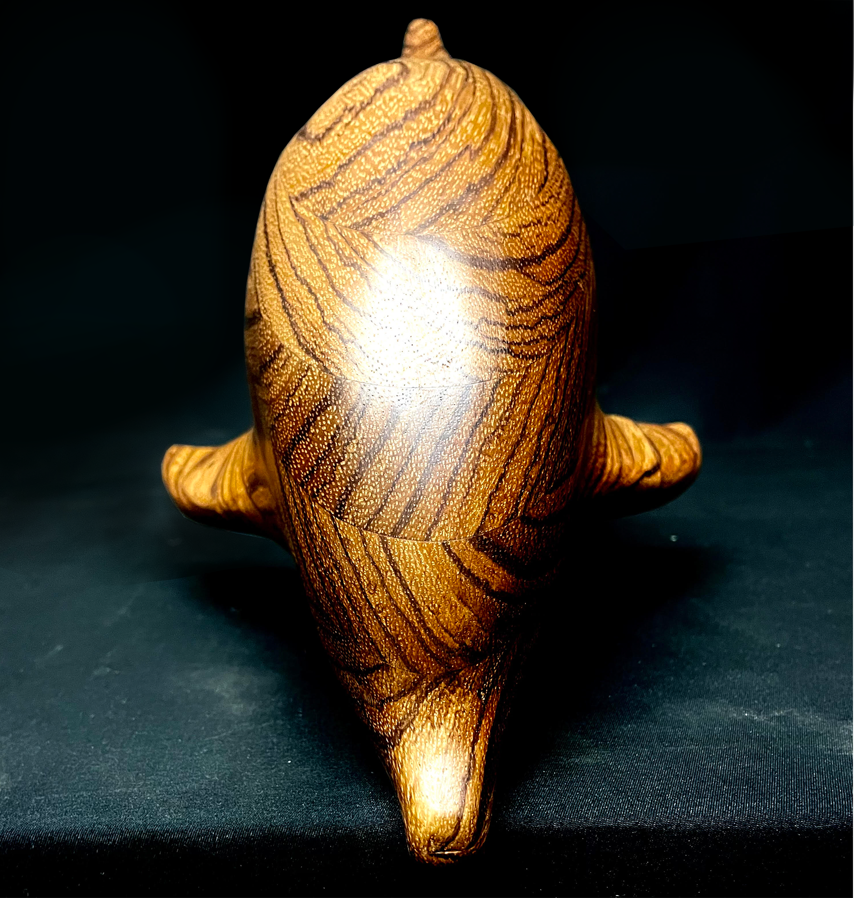 Skulptur "Delfin aus Zebrano Holz" (2022)