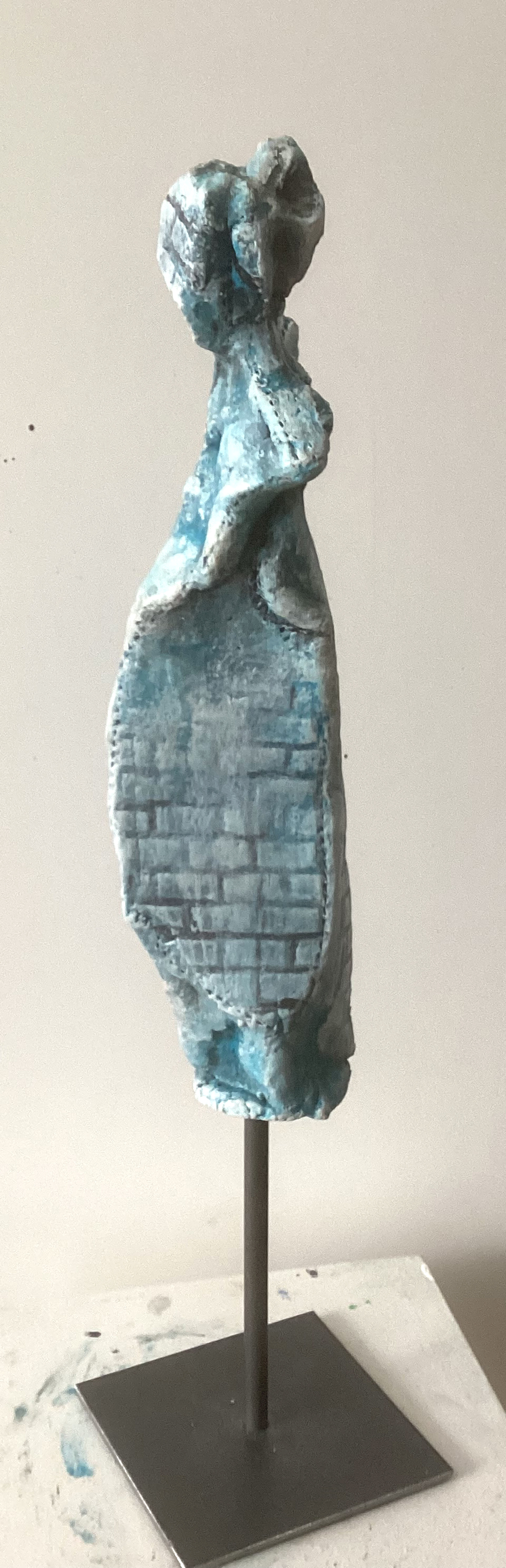 Skulptur "Von der Stadt umhüllt II" (2024)