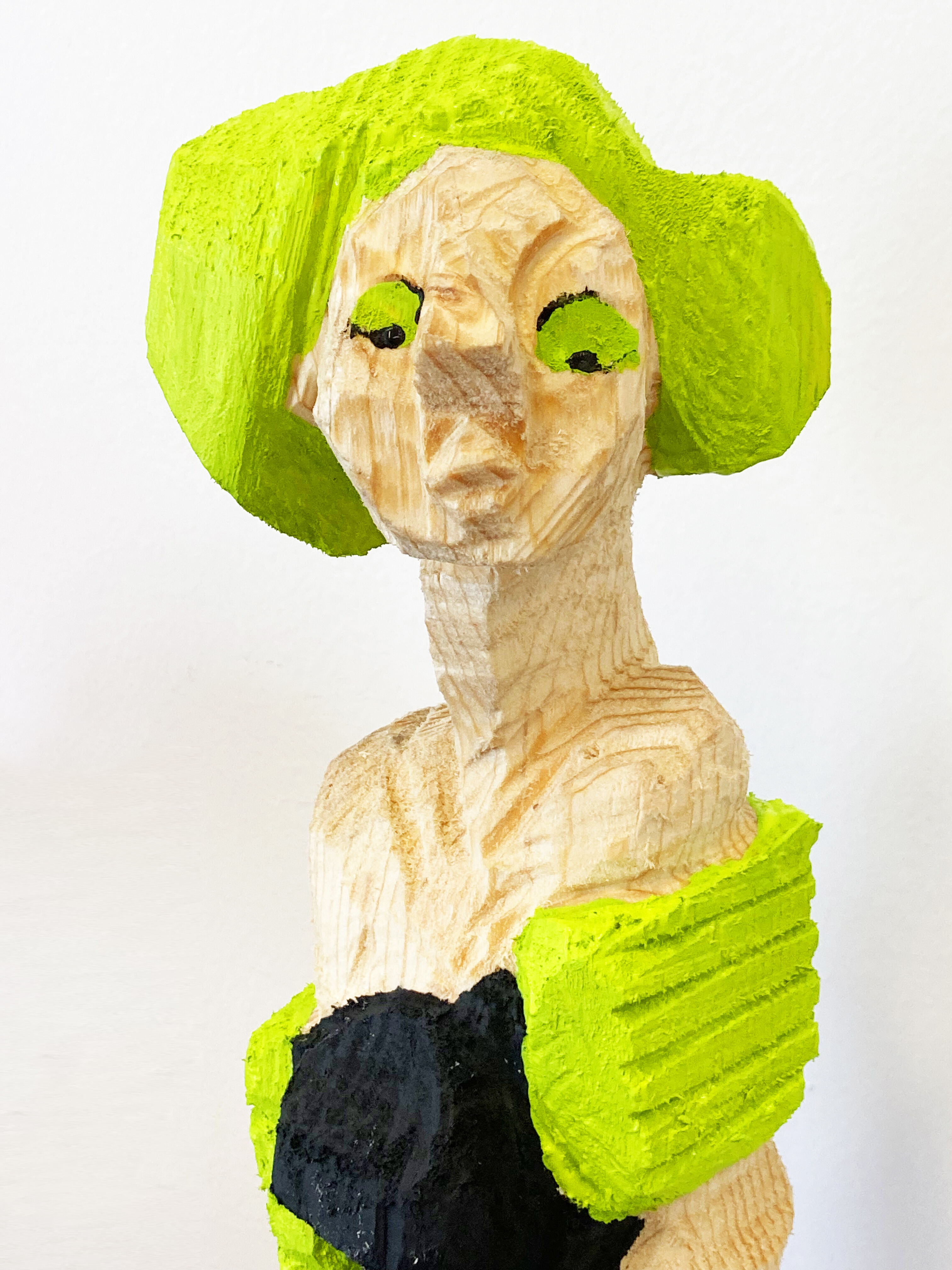 Sculpture "Woman in green" (2022)