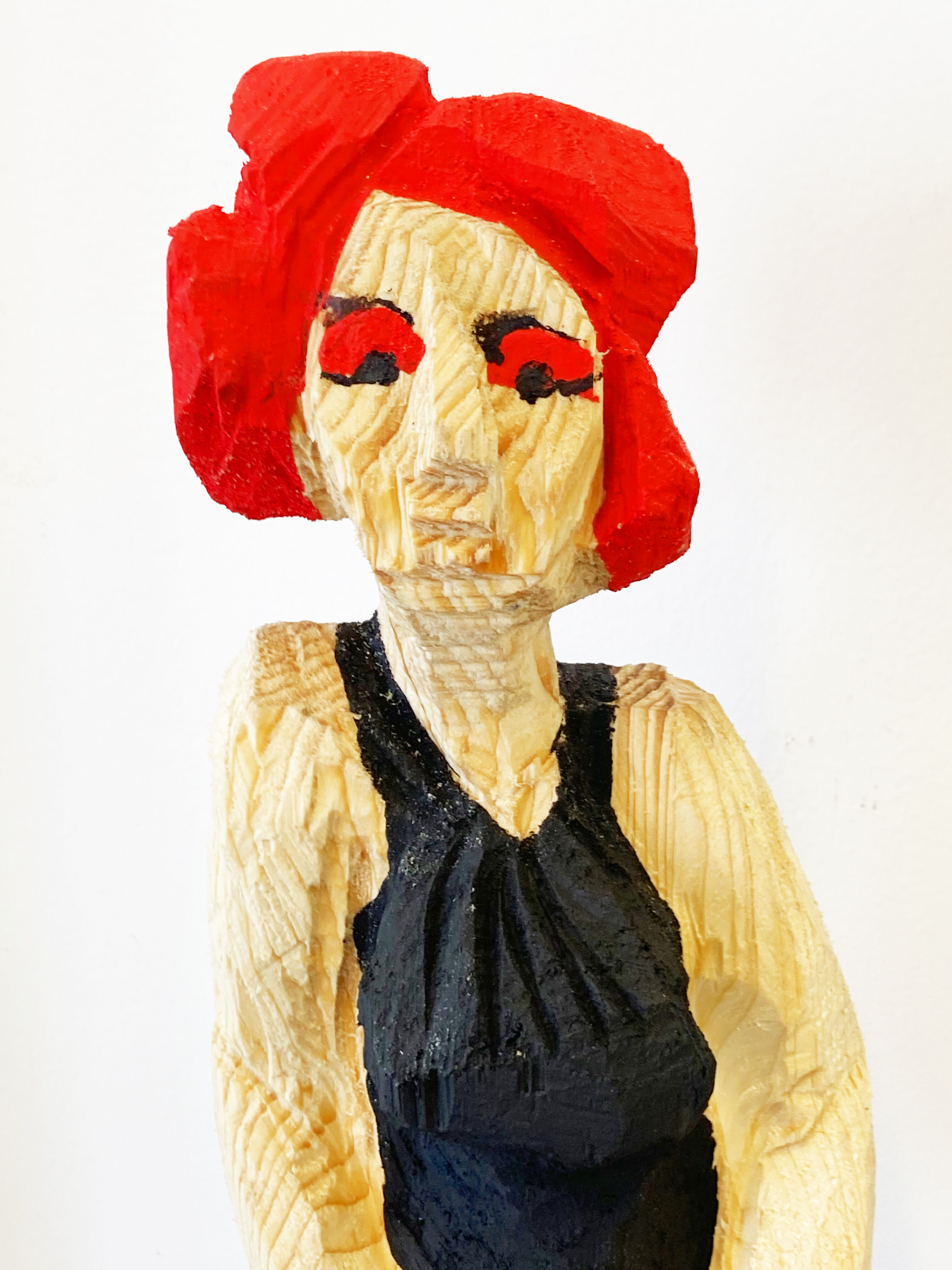 Skulptur "Frau In Rot" (2022)