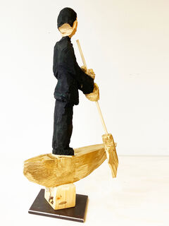 Skulptur "Fährmann im vergoldetem Boot (24 Karat)" (2023)