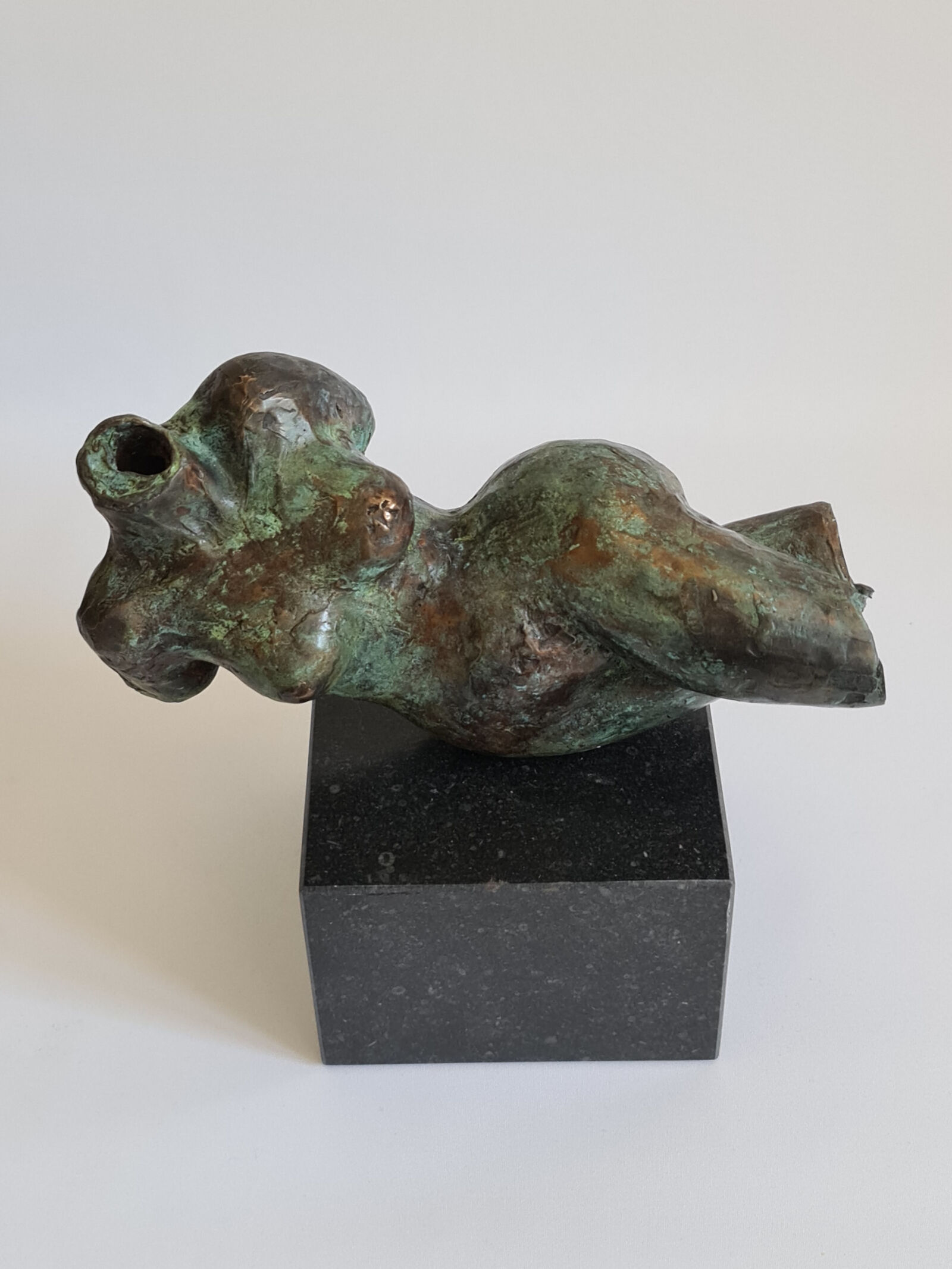Skulptur "Liegender Torso" (2021)