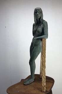 Skulptur "Stehende Frau sich stützend" (2020)