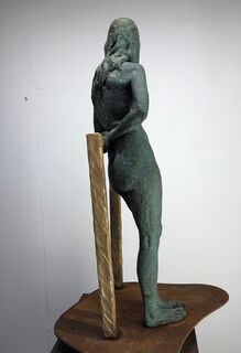 Sculpture "Standing woman supporting herself" (2020)