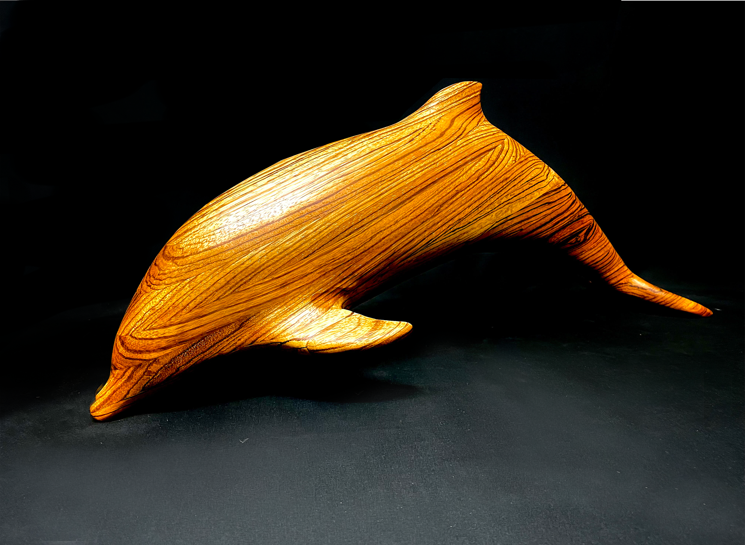 Skulptur "Delfin aus Zebrano Holz" (2022)