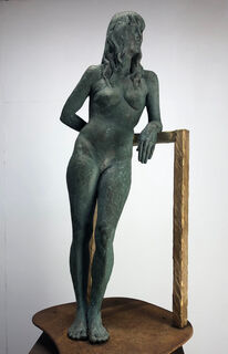 Sculpture "Standing woman supporting herself" (2020)