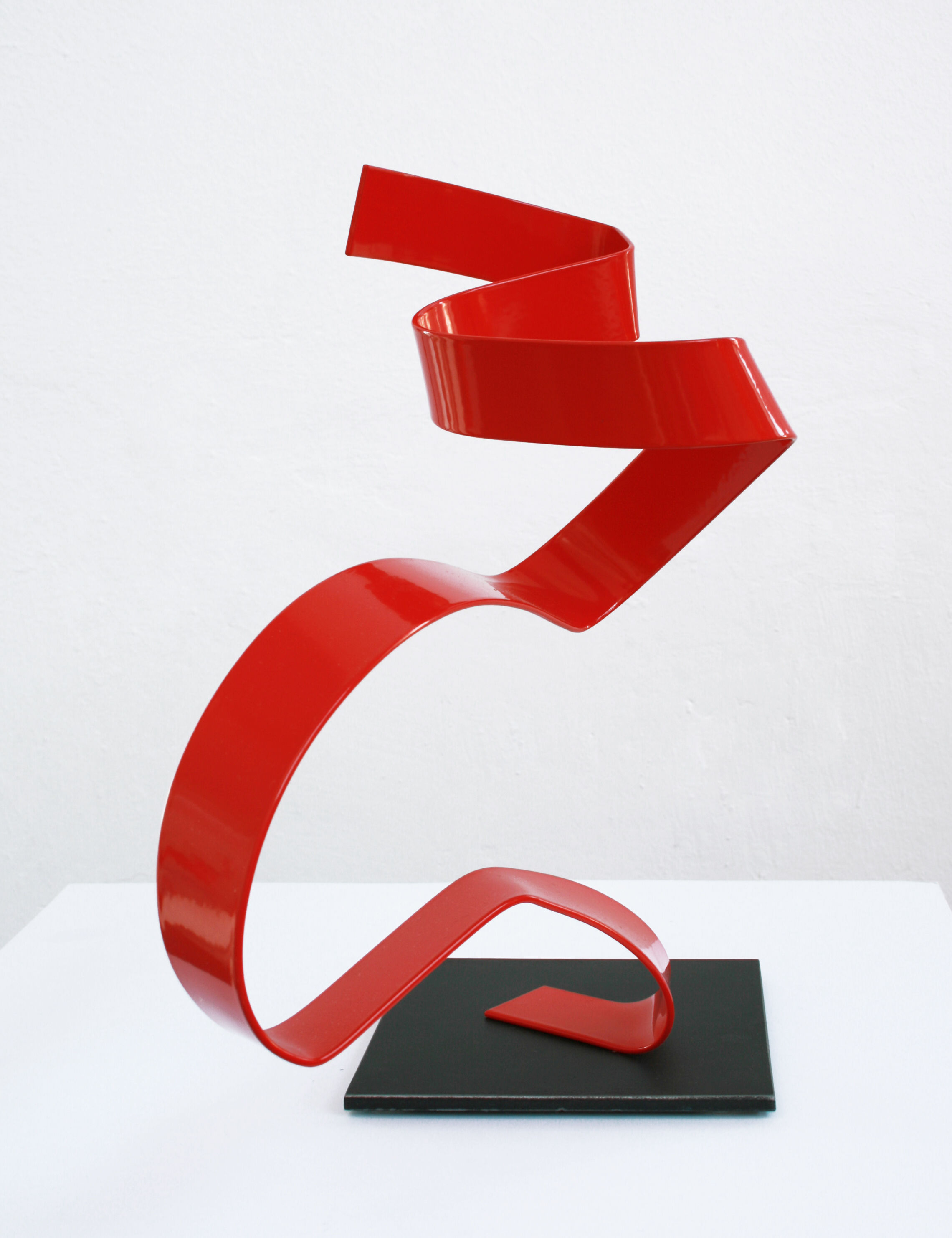 Sculpture "from the series: small enthusiasts (Red I)" (2021)