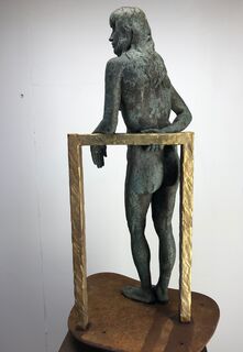 Sculpture "Standing woman supporting herself" (2020)