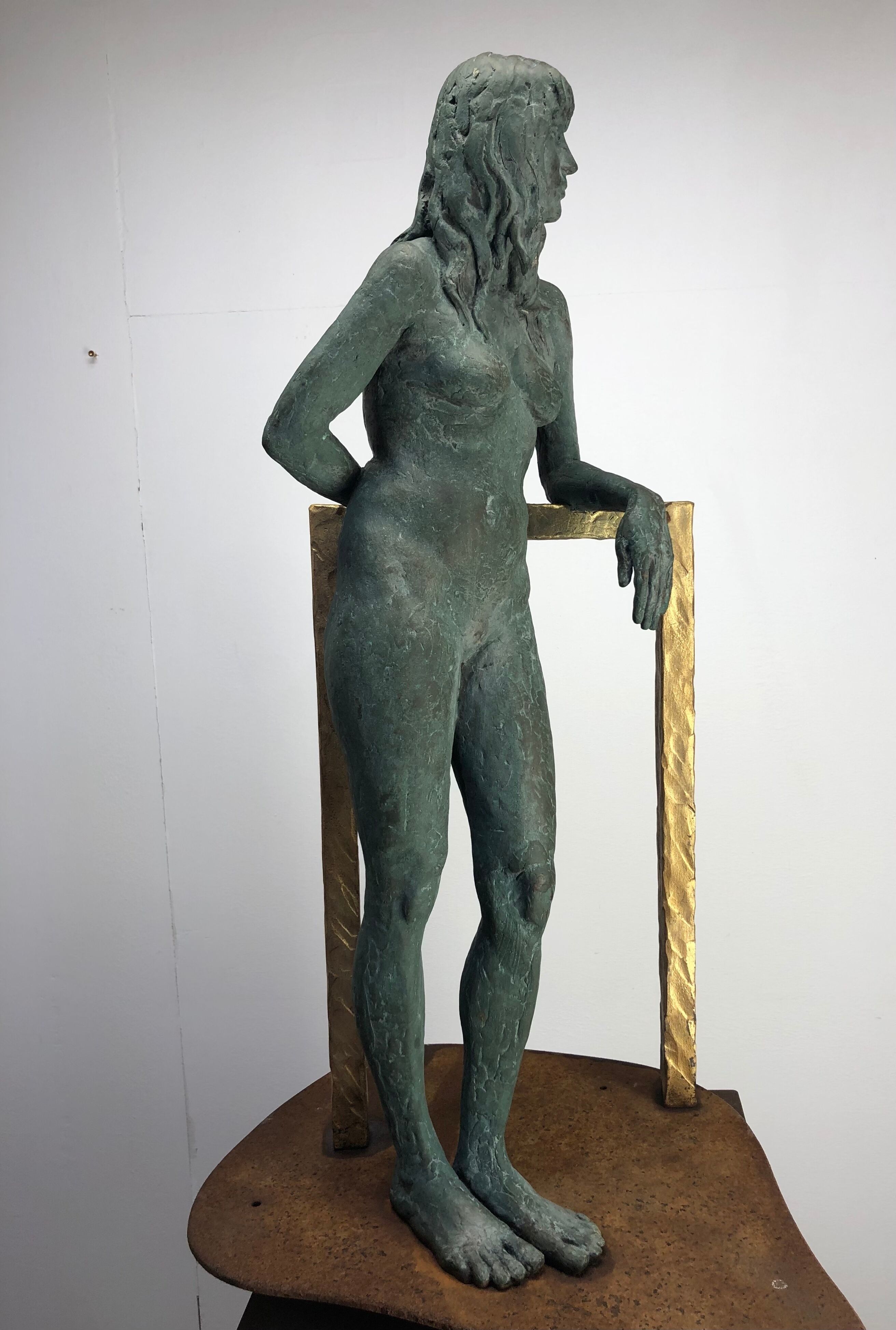 Skulptur "Stehende Frau sich stützend" (2020)