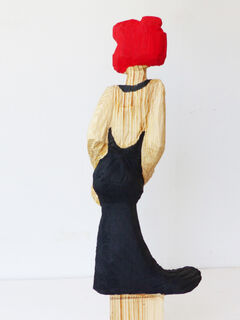 Skulptur "Frau In Rot" (2022)
