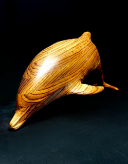 Skulptur "Delfin aus Zebrano Holz" (2022)