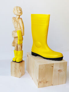 Skulptur "Gelb Nudist mit Stiefel" (2022)