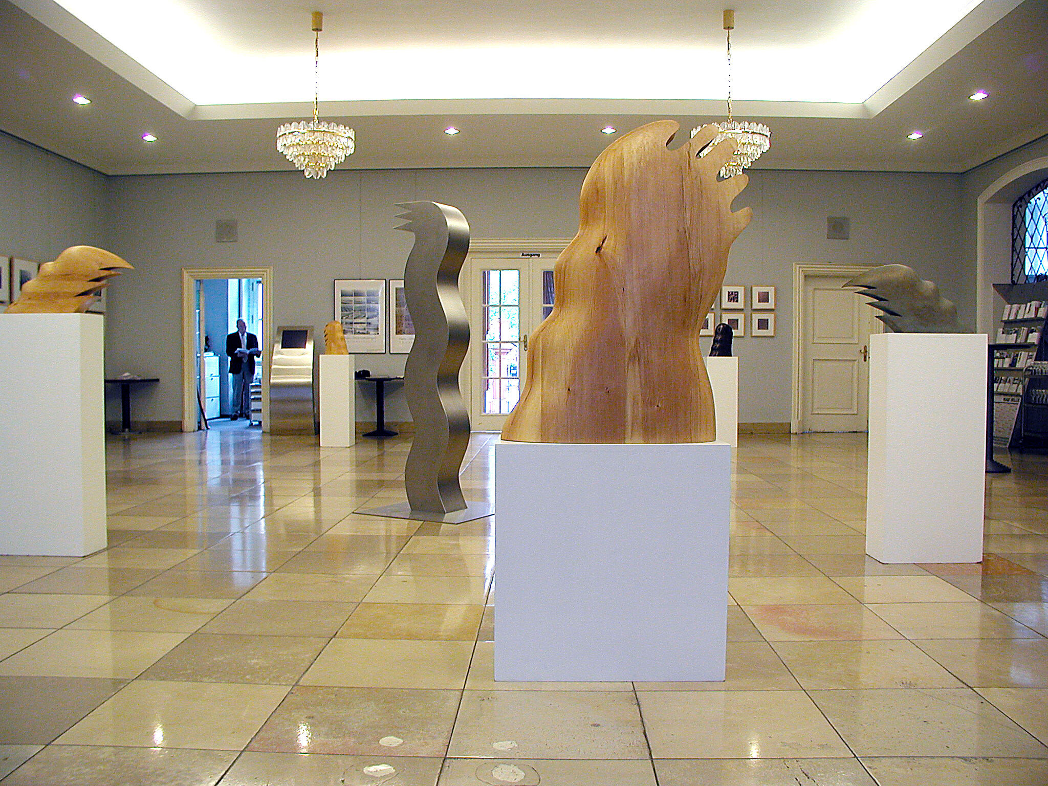 Sculpture "Large head hand" (2000)