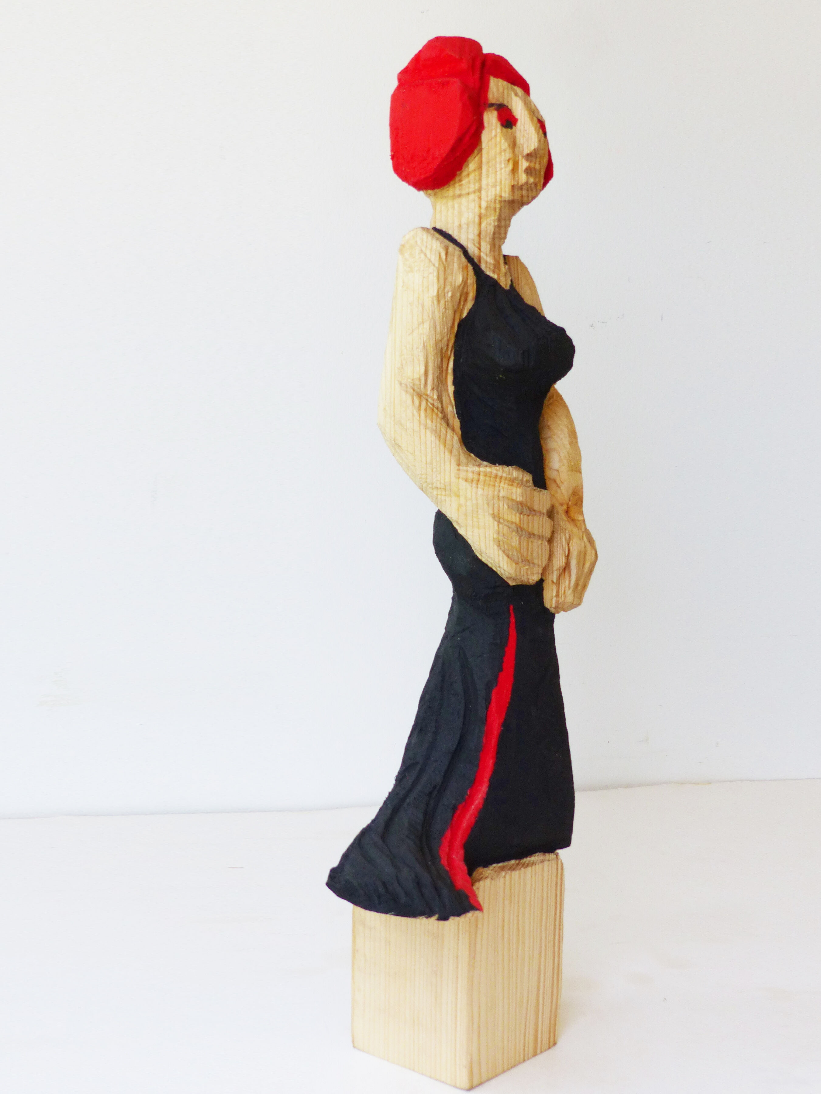 Skulptur "Frau In Rot" (2022)