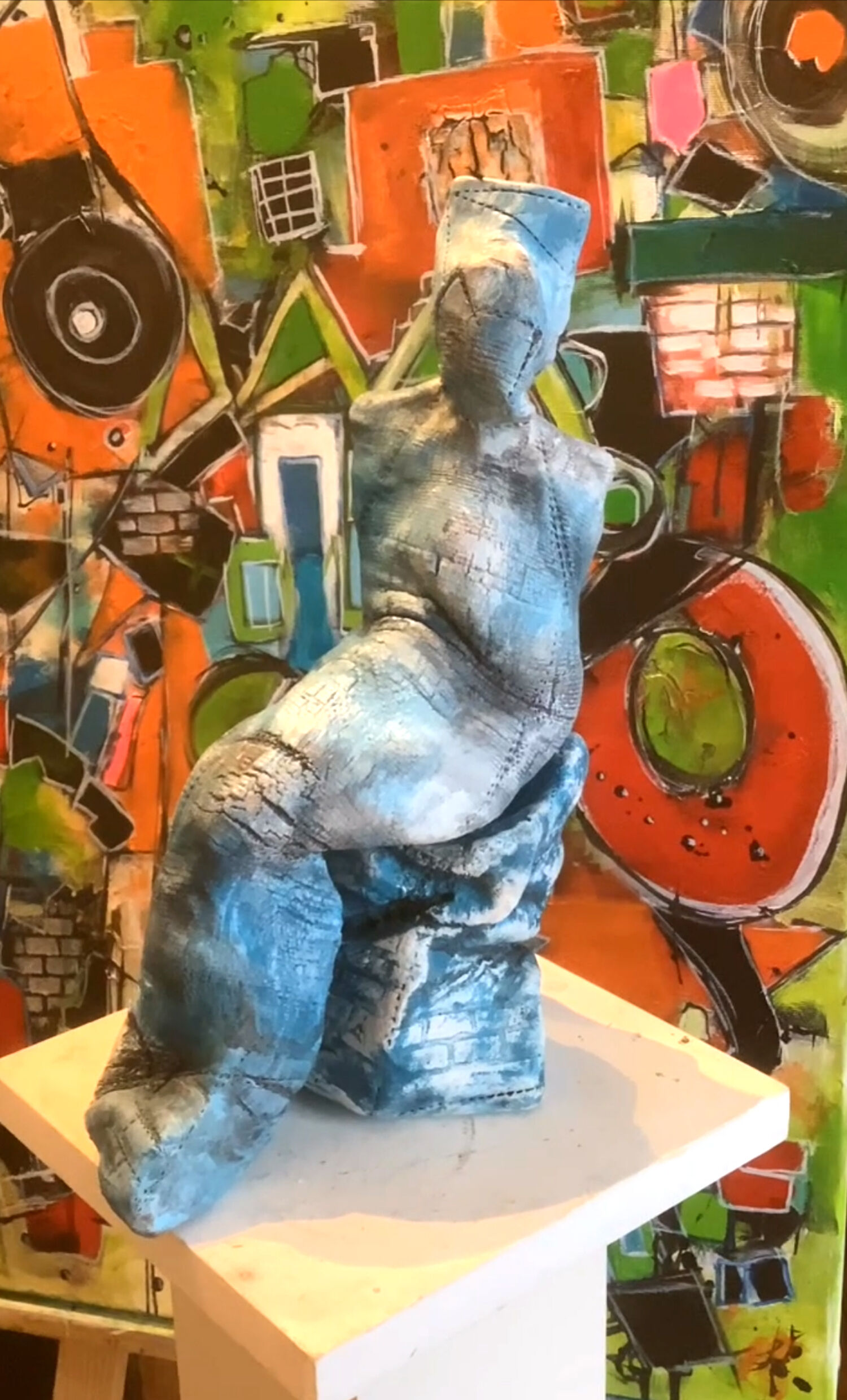 Skulptur "Von der Stadt umhüllt I" (2024)